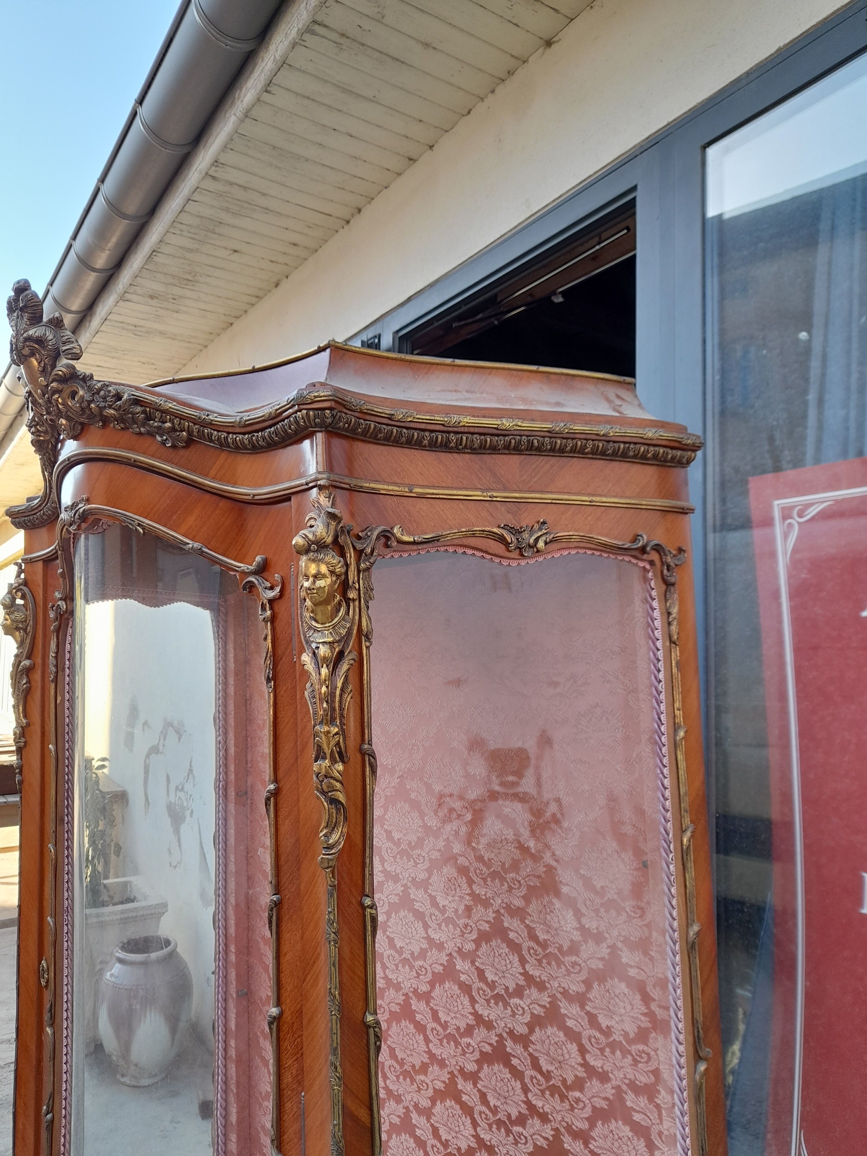 Vitrine Louis XV galbée en marqueterie et vernis Martin