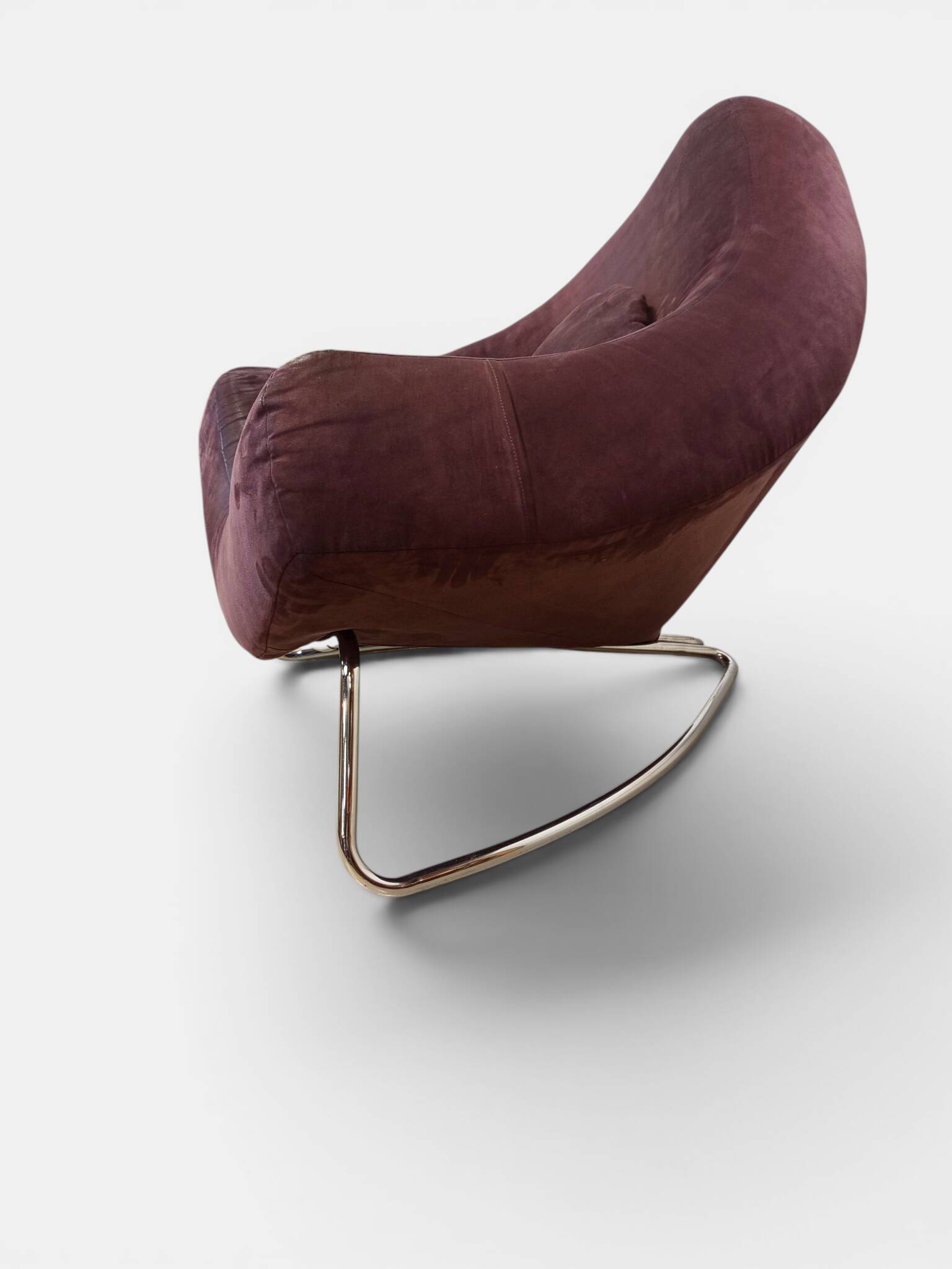 Fauteuil triangulaire "Chili" par Paul Falkenberg – Alcantara Chocolat