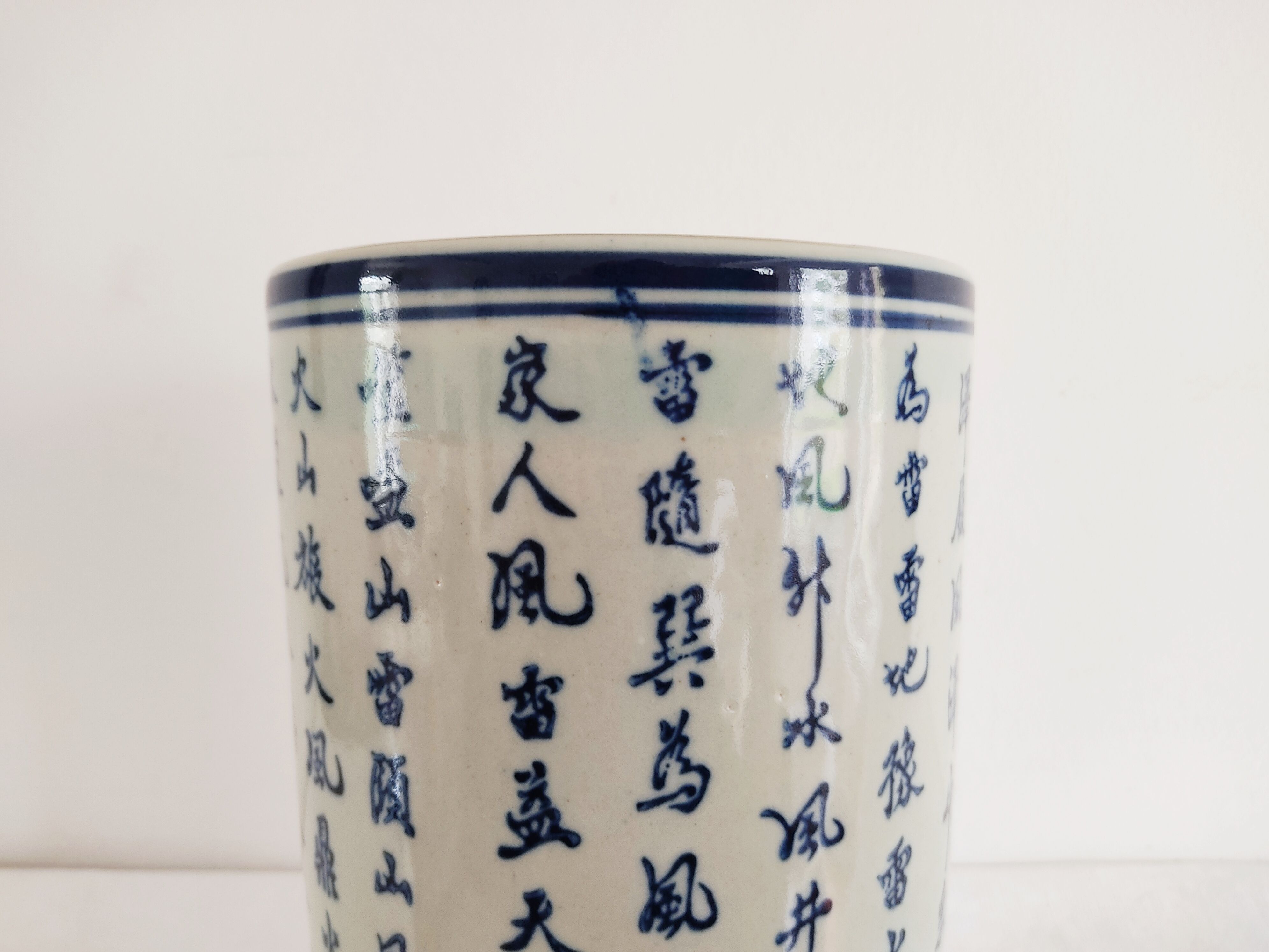 Vase rouleau porcelaine de Chine décor idéogrammes