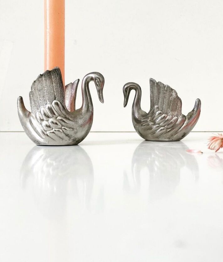 Duo candle holders in metal swan pattern