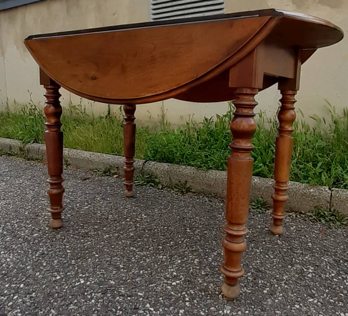 Antique oval table