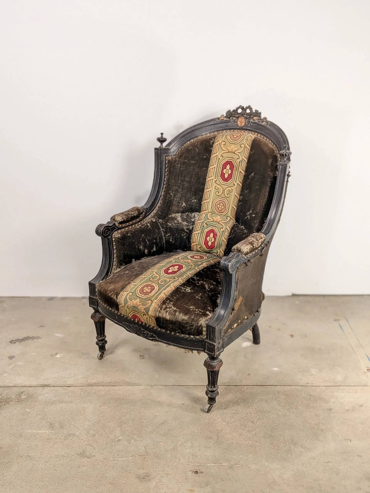Fauteuil style Louis XVI – 19e siècle
