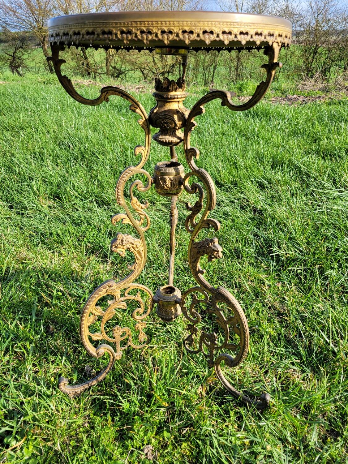 Round table in marble and gilded bronze