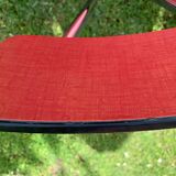 Table en formica avec 2 chaises et 2 tabourets