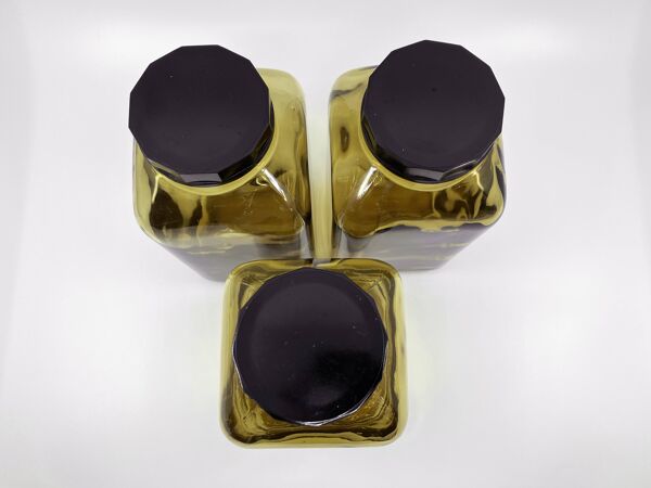 3 bouteilles de pharmacie en verre ambré moulé • bouchons bakélite • 1950