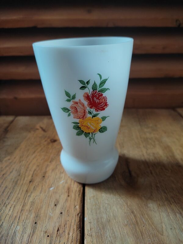 Vase in opaline deco bouquet roses