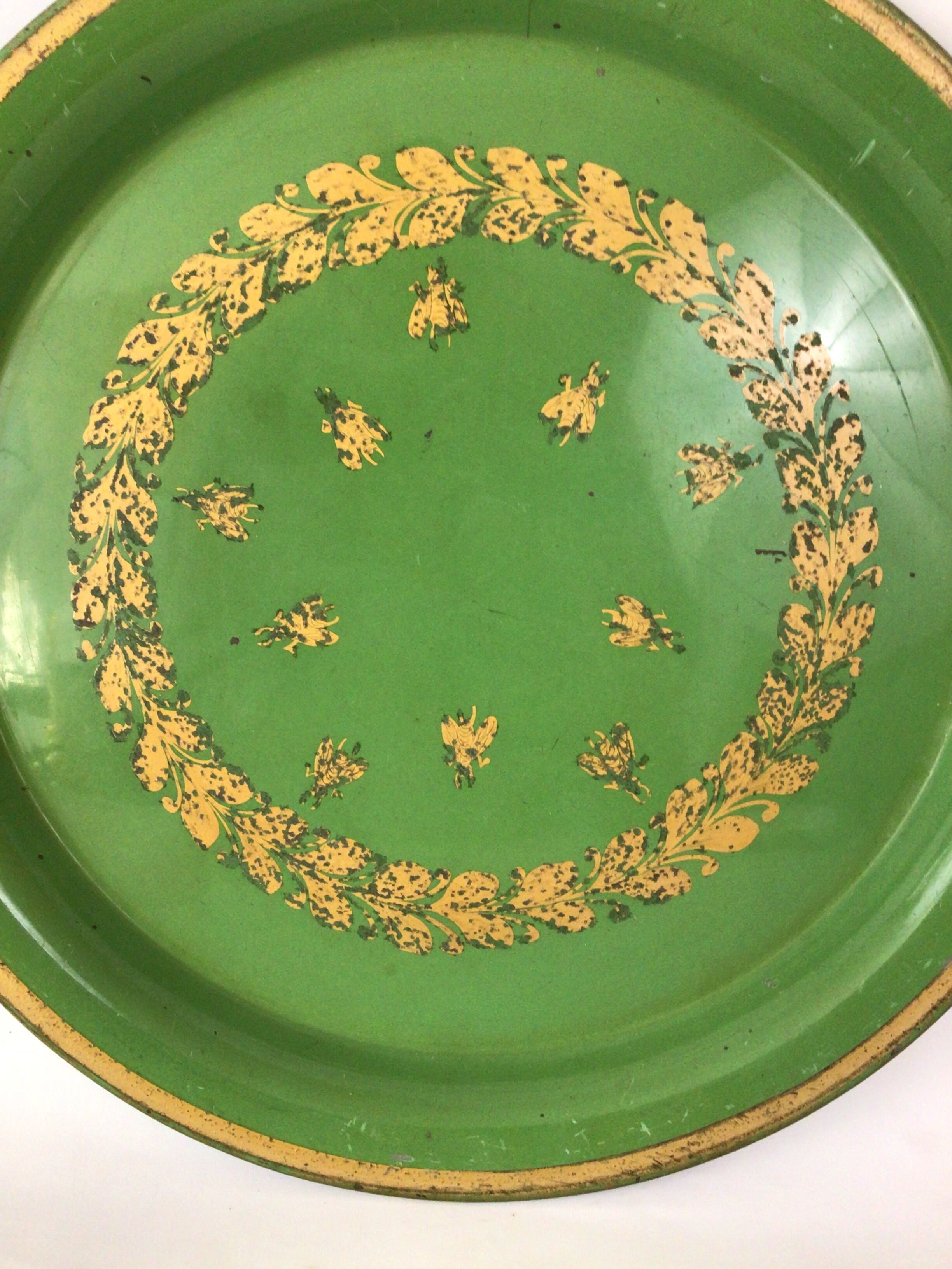 Round painted sheet metal tray