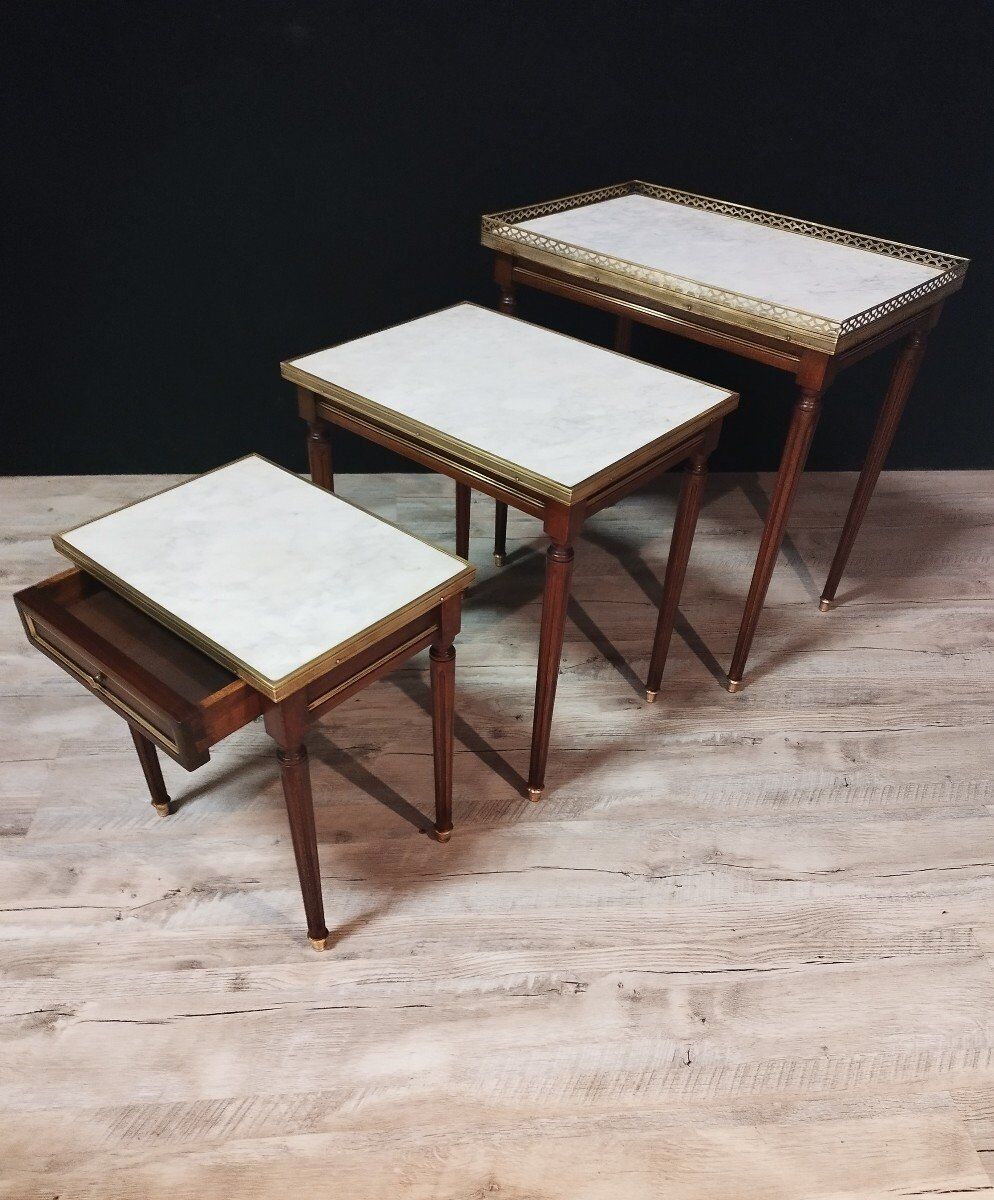 Tables gigognes Louis XVI en acajou