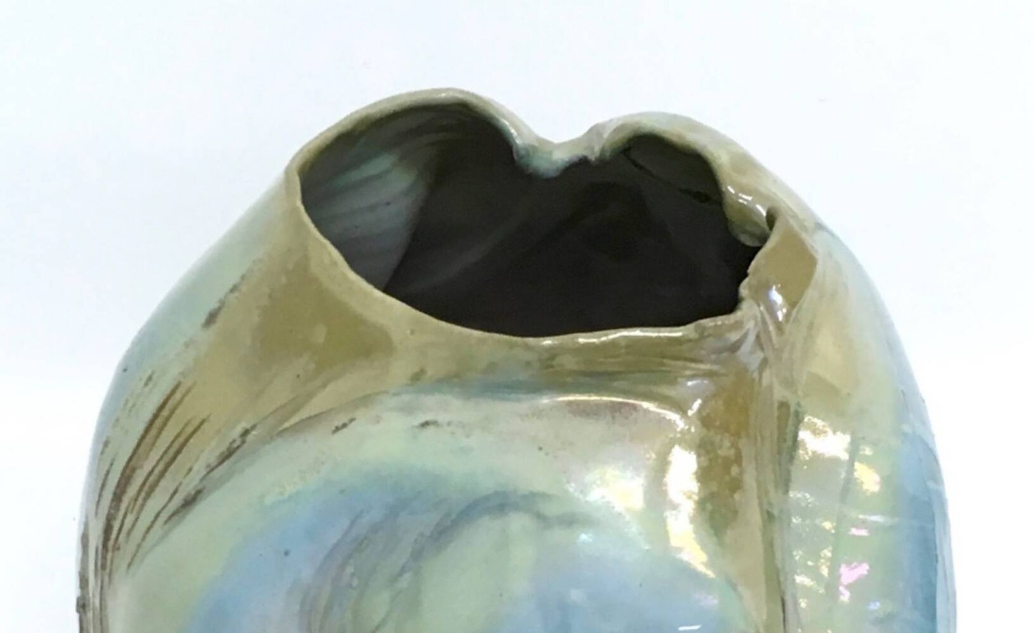 Vase sculptural postmoderne en faïence émaillée bleue irisée, fabriqué à la main, Italie