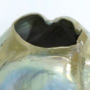 Vase sculptural postmoderne en faïence émaillée bleue irisée, fabriqué à la main, Italie