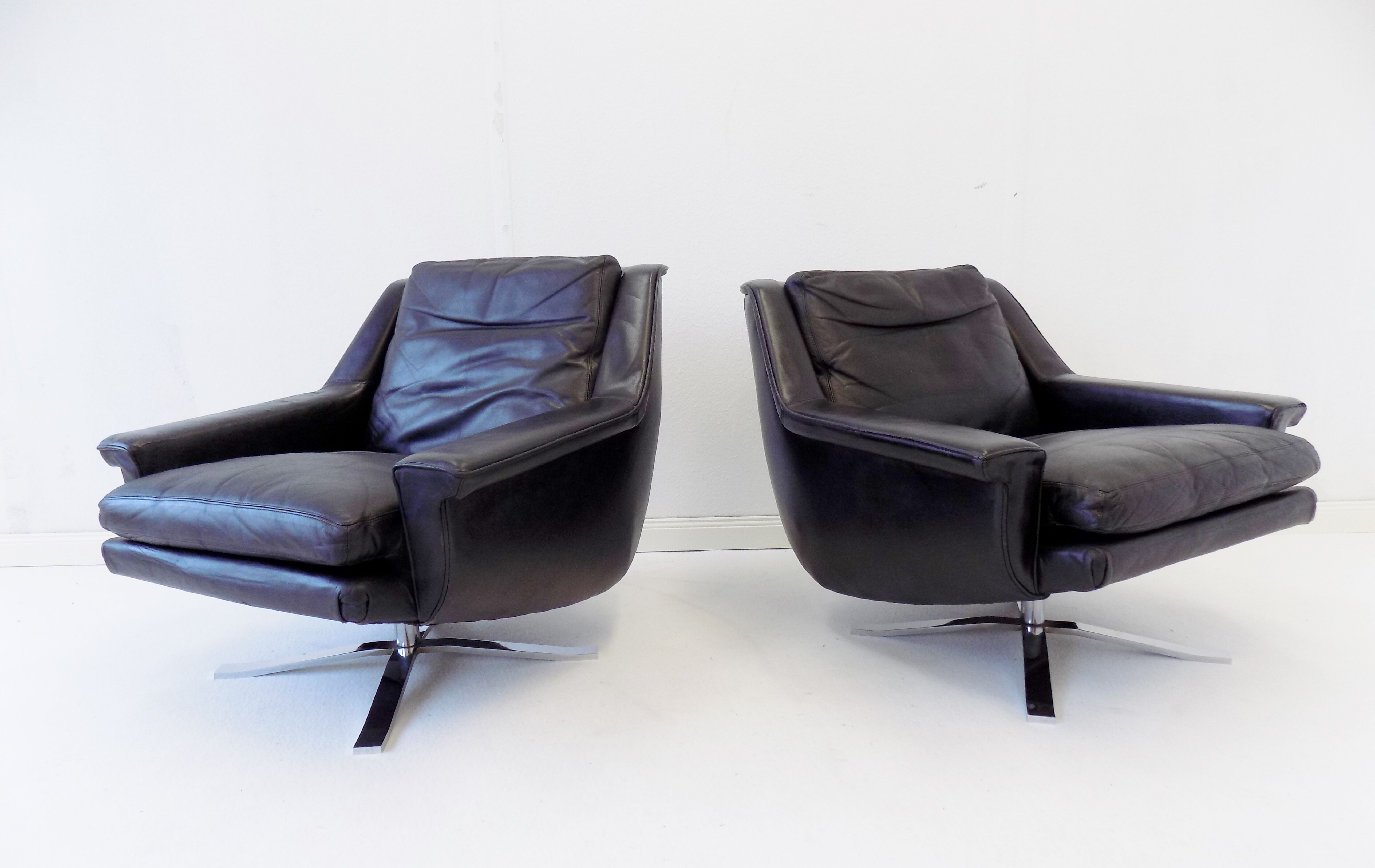 ESA model 802 pair of black leather lounge chairs by Werner Langenfeld