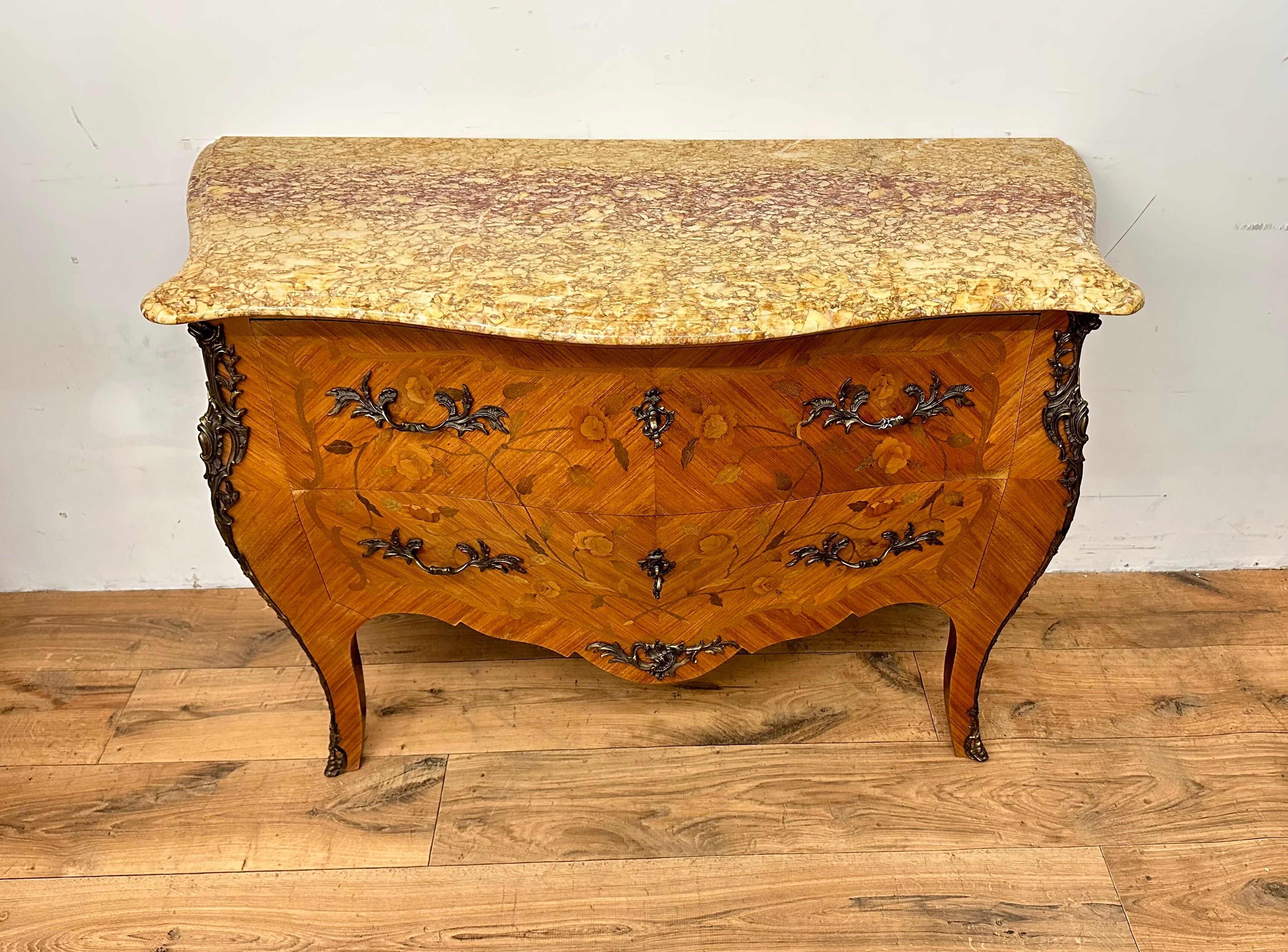 Commode galbé de style louis XV