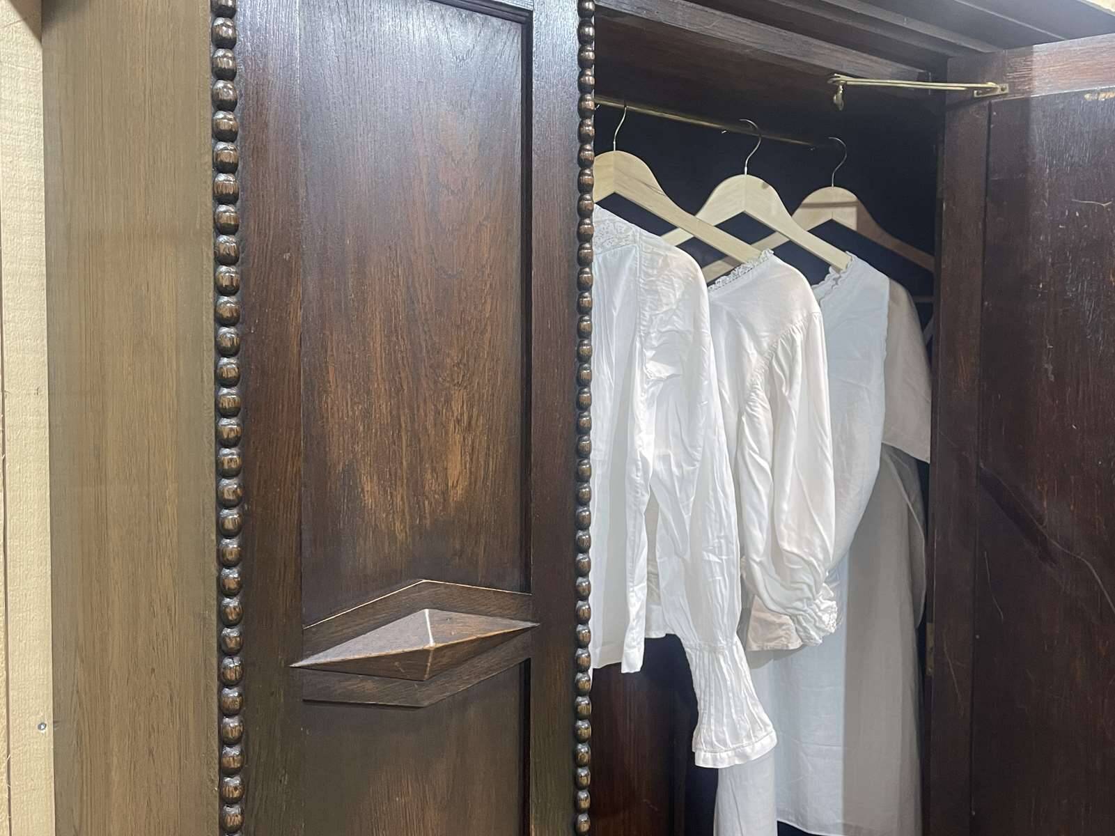 English oak wardrobe from the beginning of the 20th century - Dismantable into 3 parts