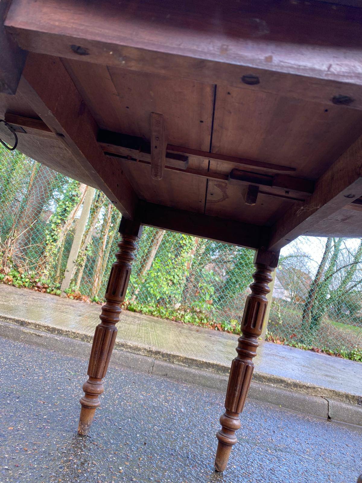 Louis Philippe round table with leaves, solid wood, 19th century, 95cm.