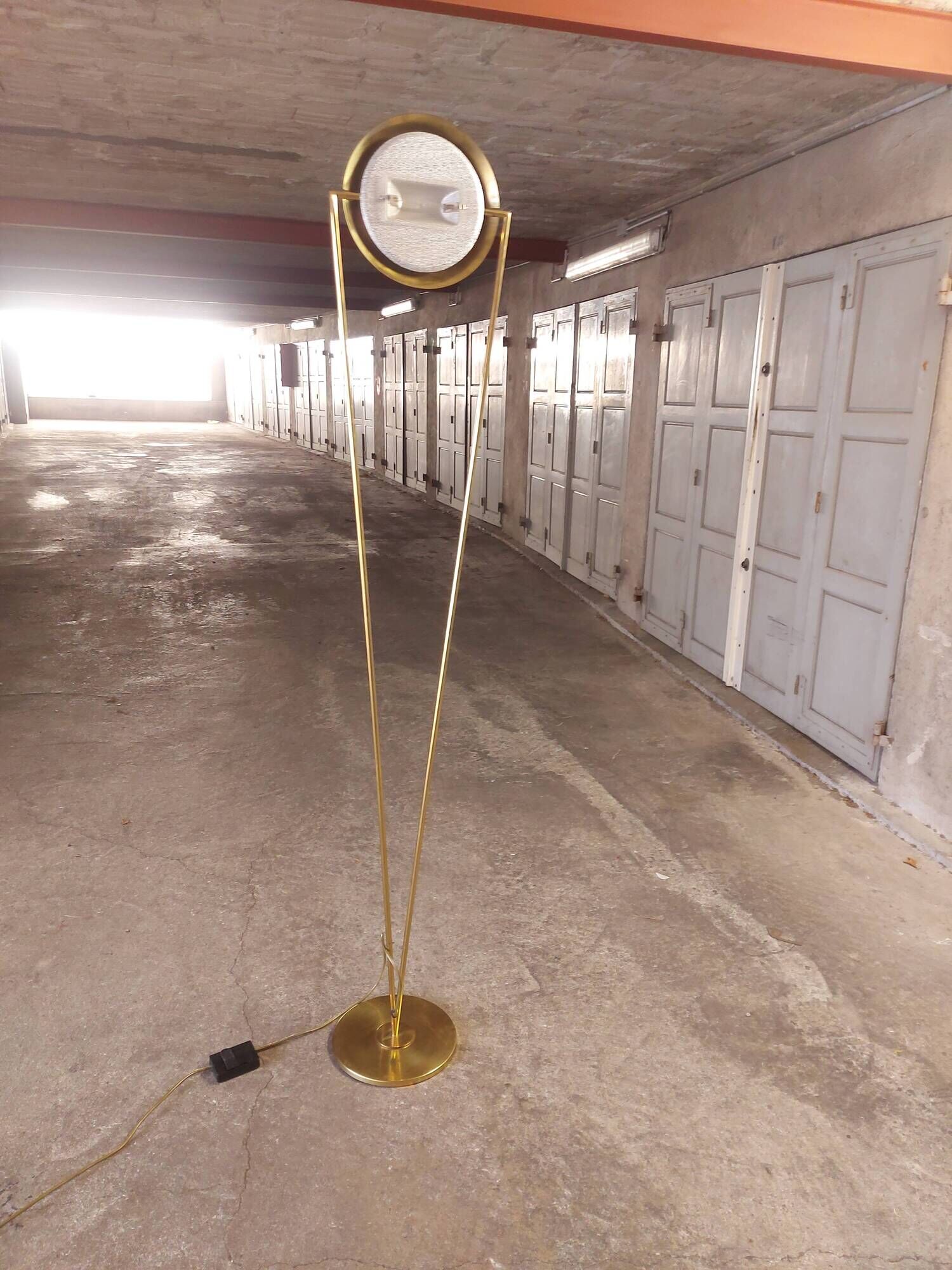 Victory brass floor lamp from the 80's, design studio Artof for Lumen