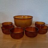 Ensemble coupelles et plat en verre ambré, années 70
