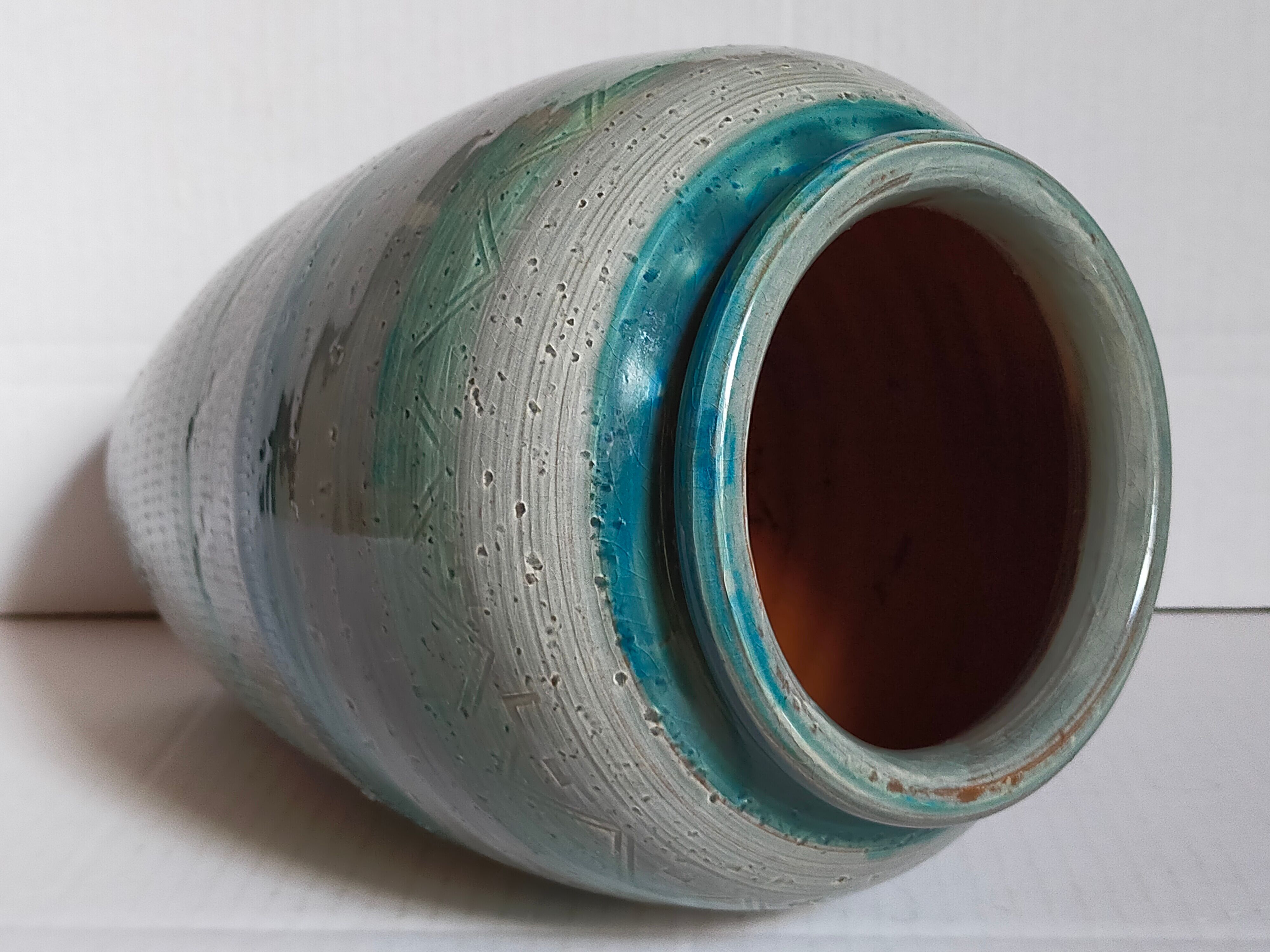 Ceramic vase scarified with gray-blue enamel