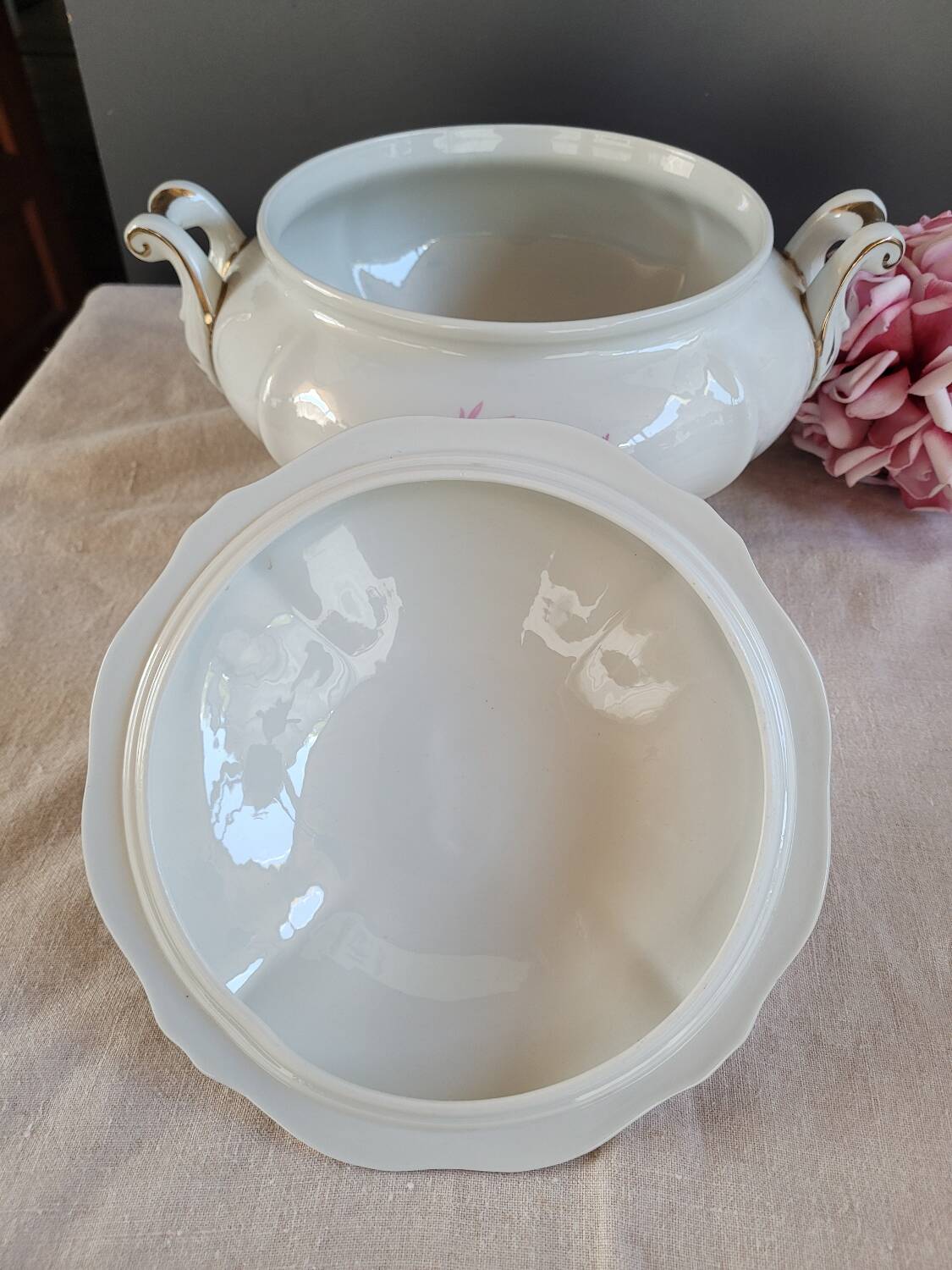 Soup tureen, gravy boat and serving dishes