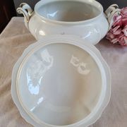 Soup tureen, sauce boat and serving dishes