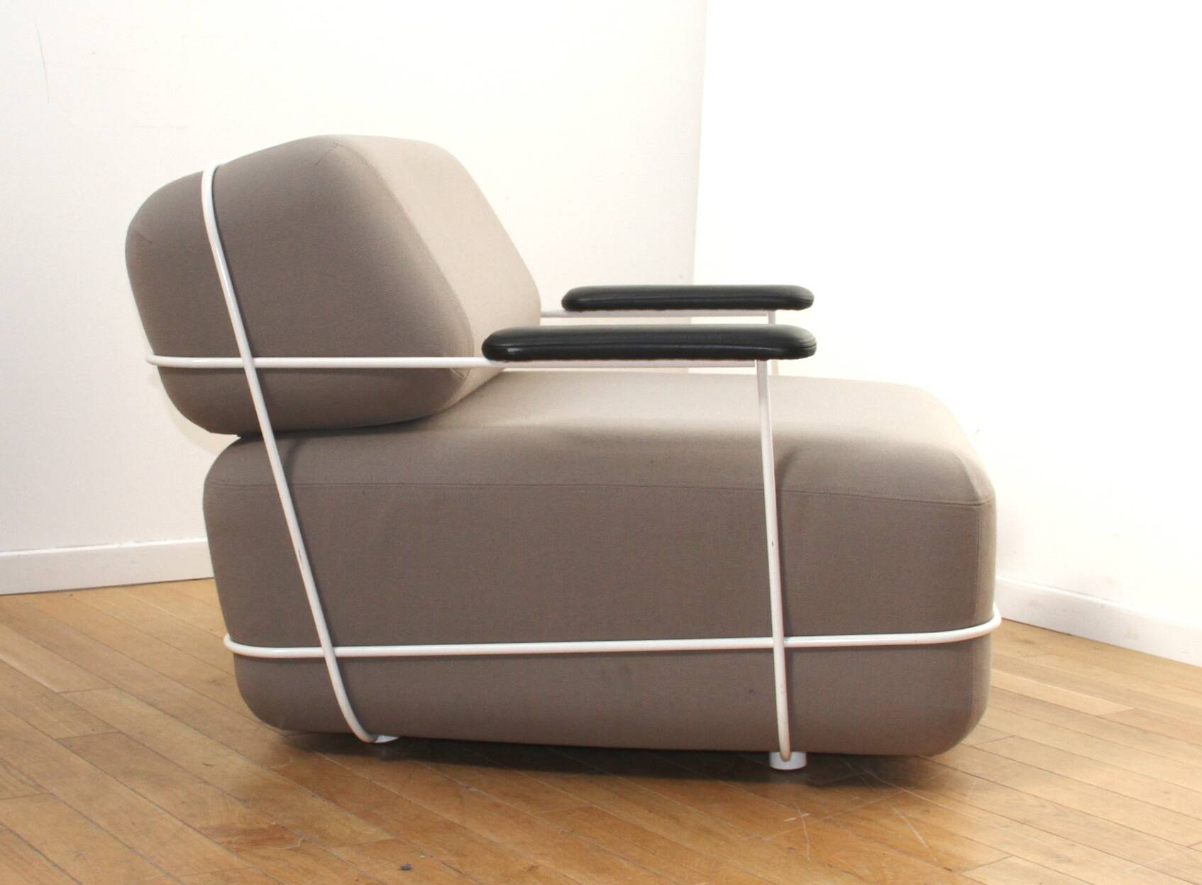 Pebble designer armchair, Bla Station