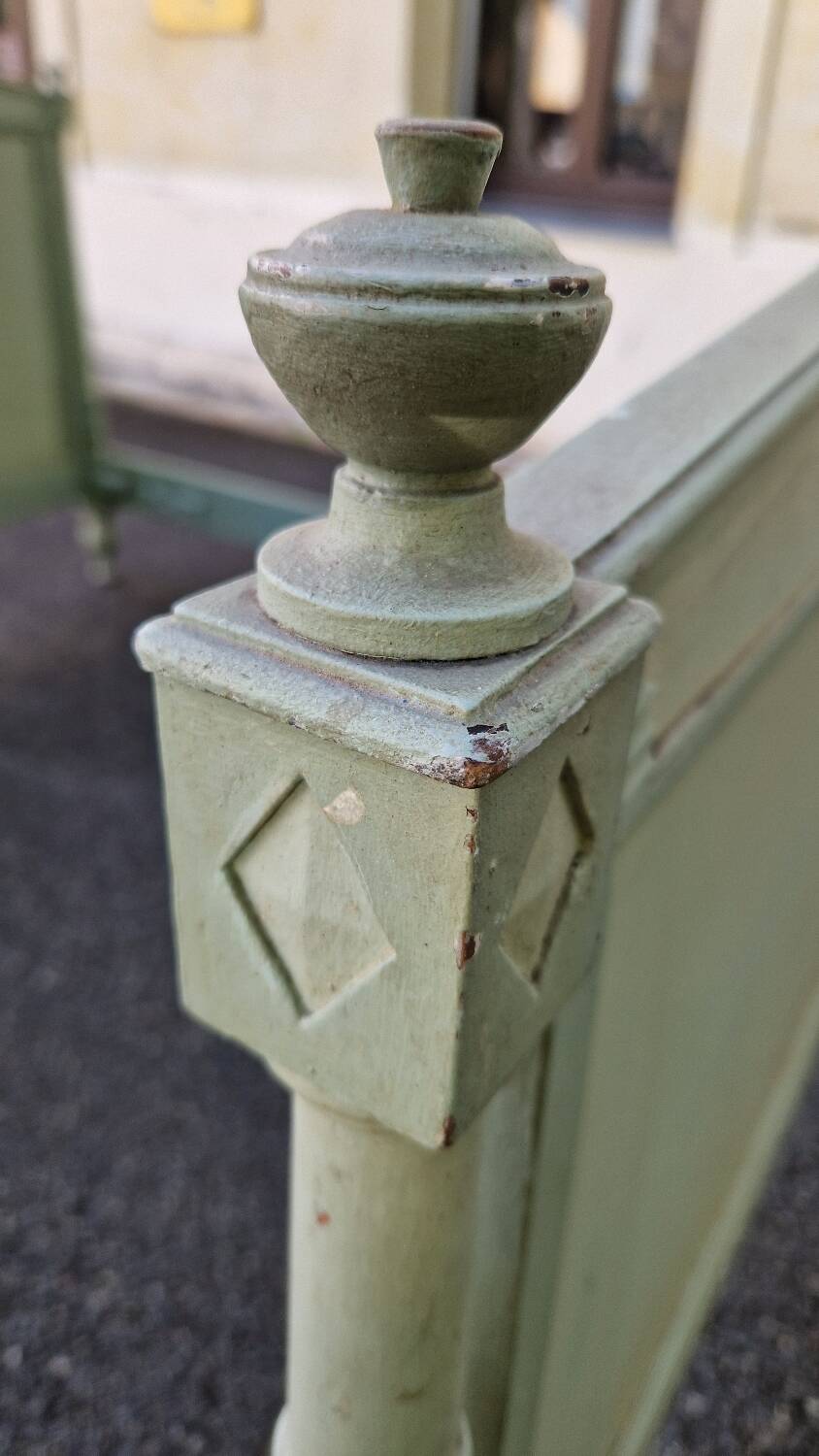 Lacquered Directory bed