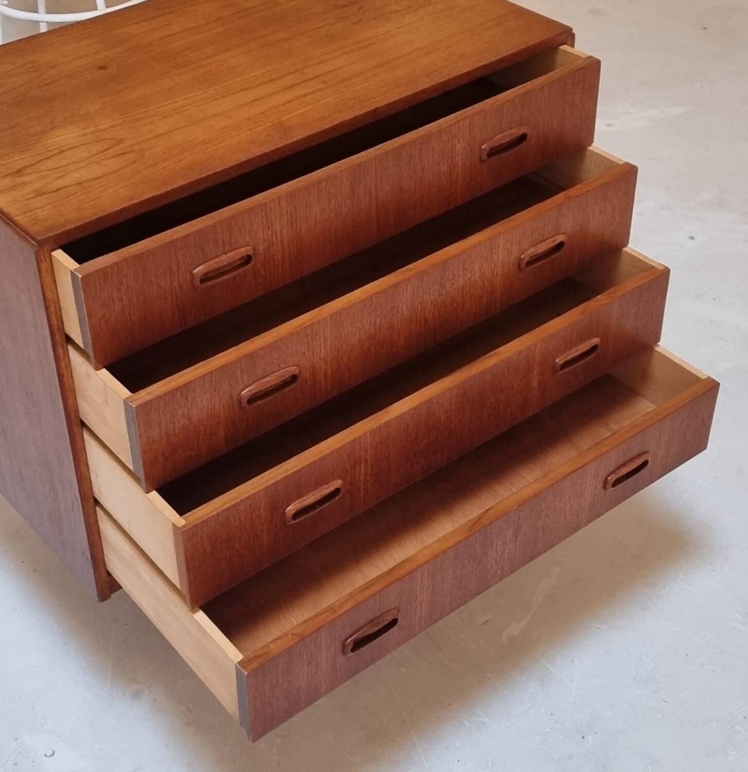 Commode à tiroirs du milieu du siècle