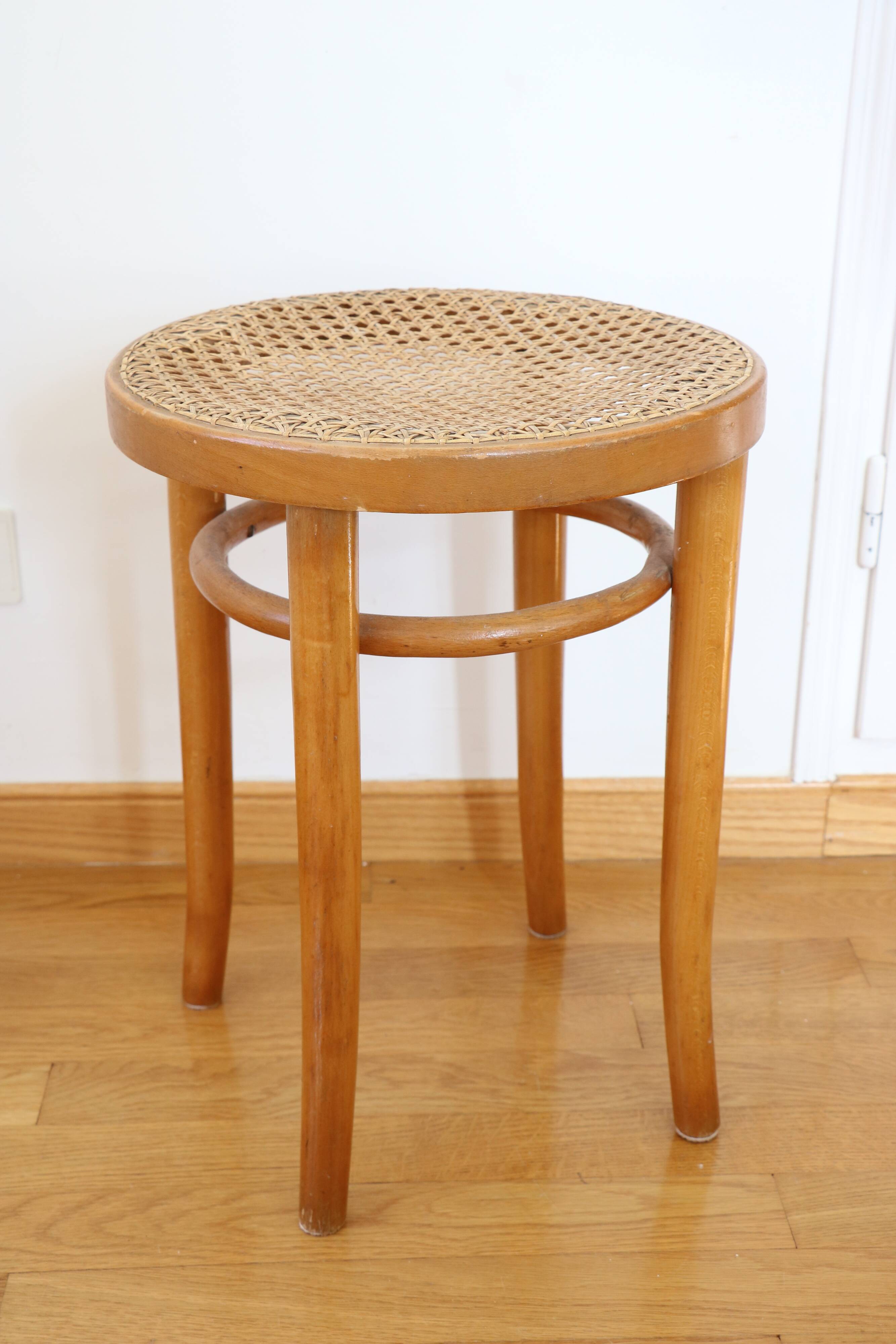 Tabouret en bois courbé et cannage