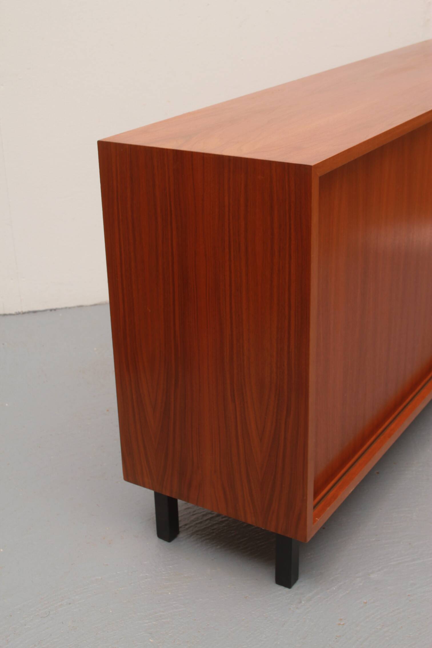 Buffet années 1960 en noyer avec portes coulissantes, 120cm