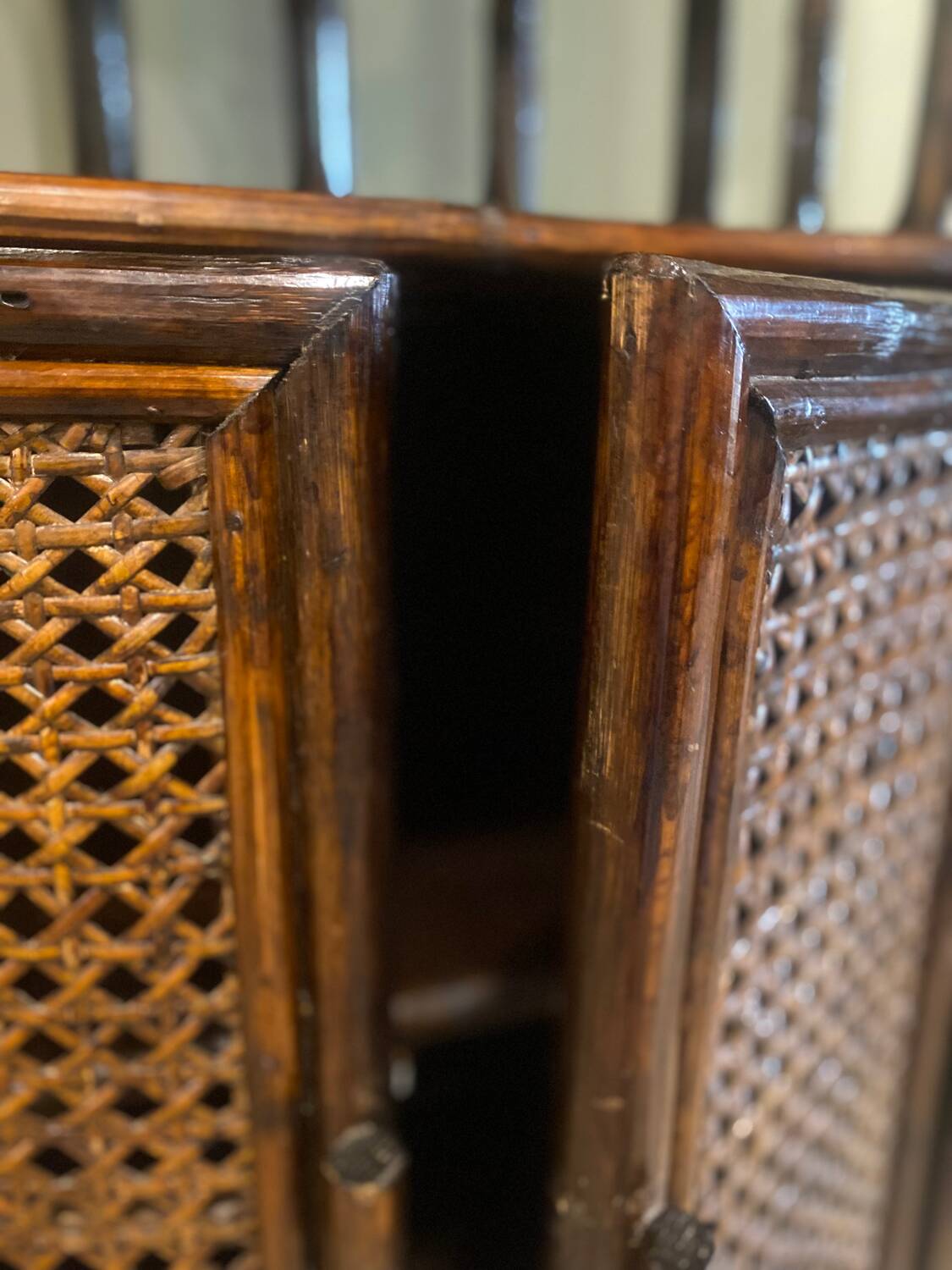 Étagère en rotin vintage