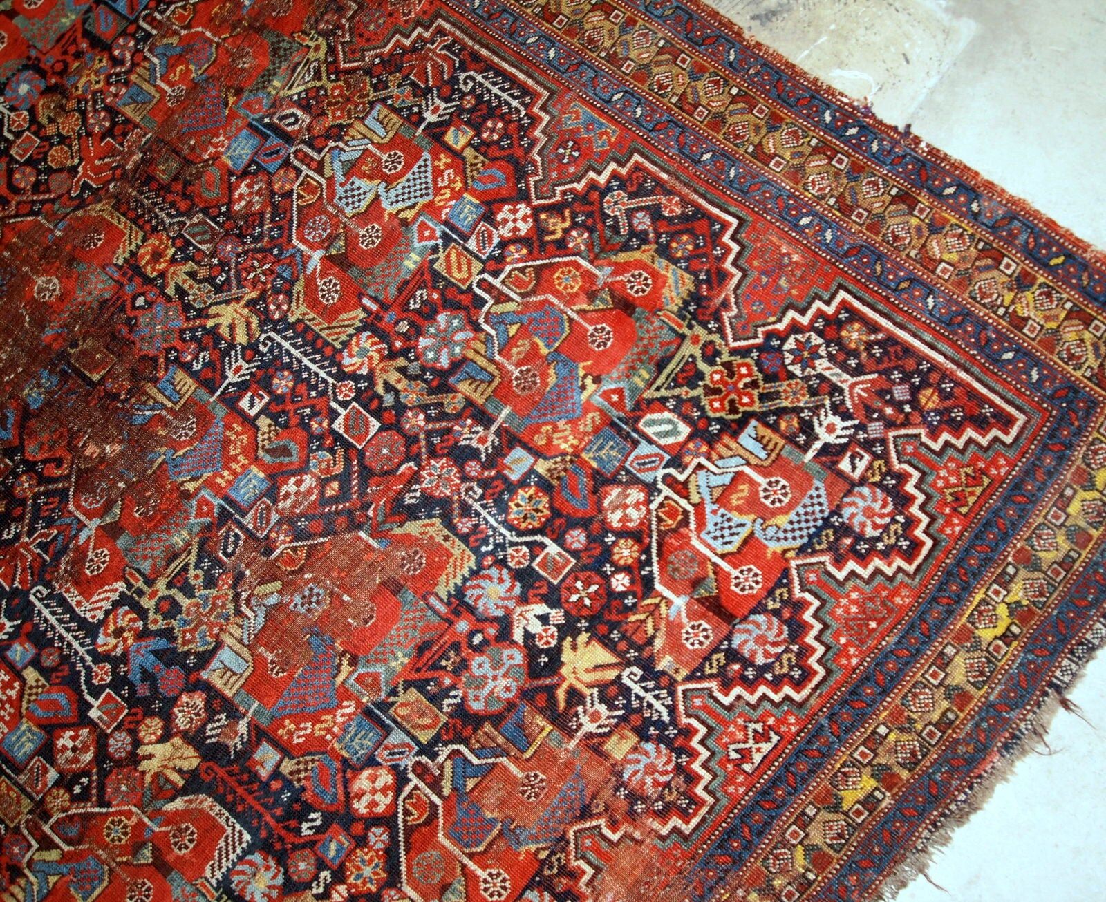 Tapis persan Khamseh ancien fait main, 4,9' x 6,4' (149 cm x 195 cm), années 1840 - 1B663