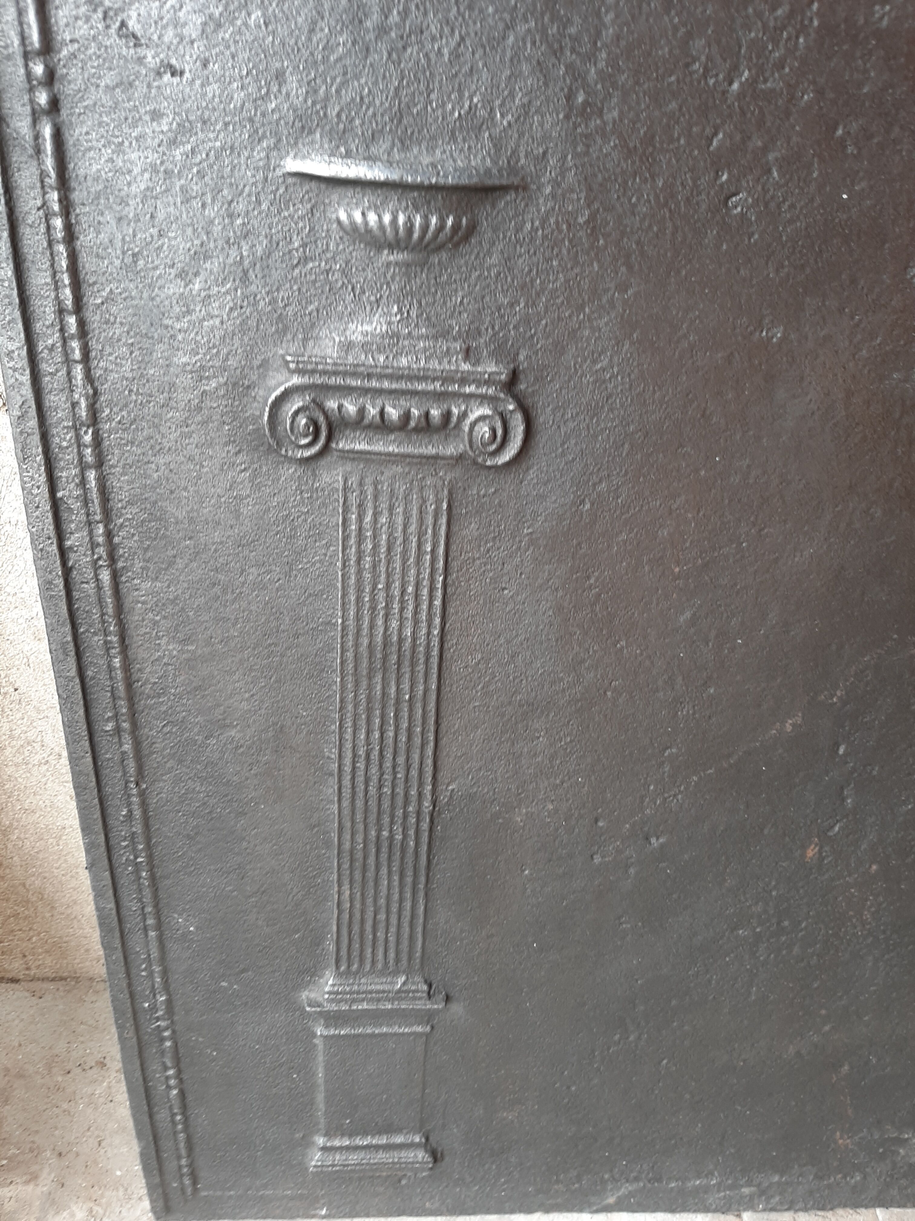 Font chimney plate with Medici column