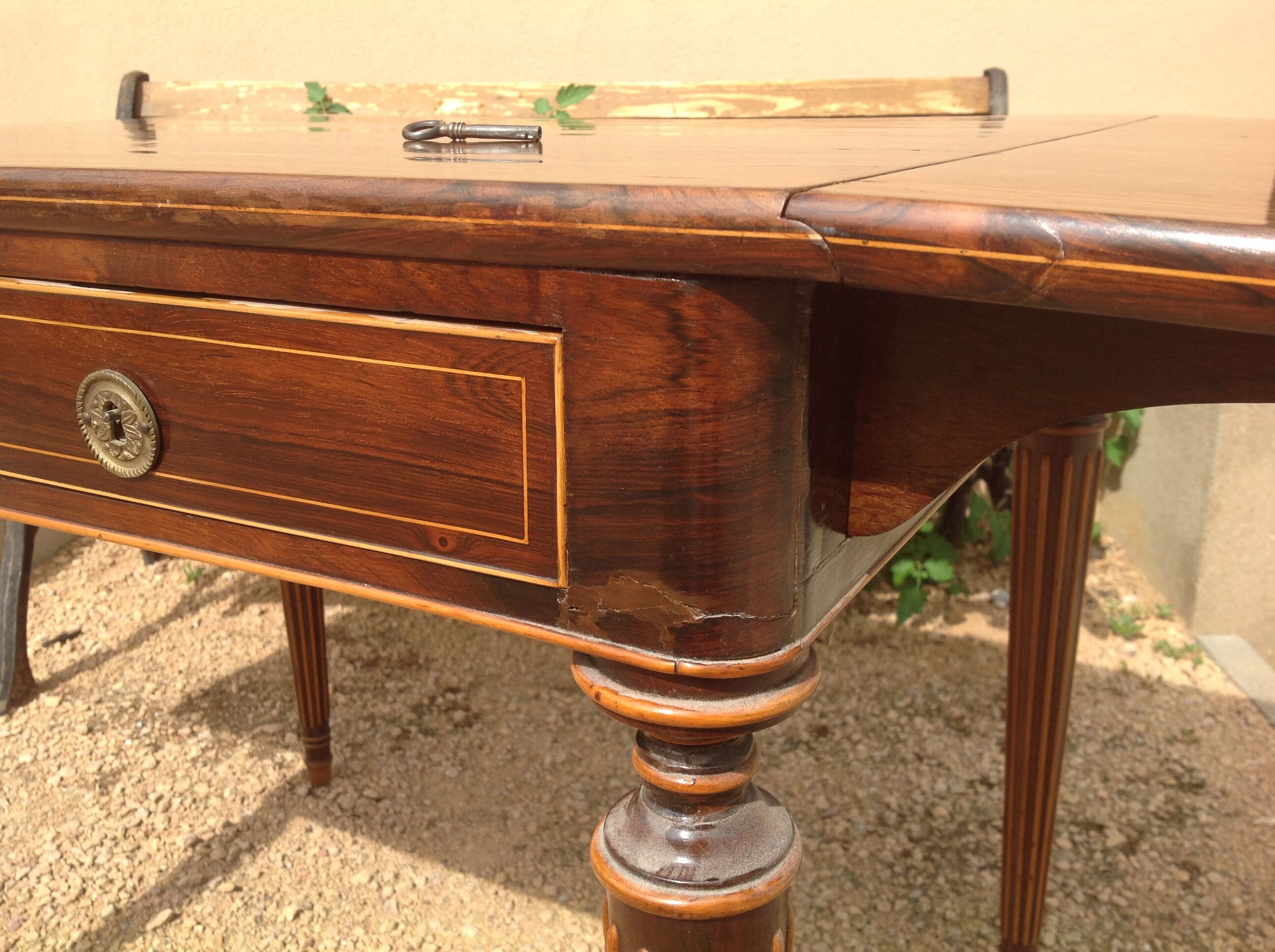 Louis XVI style table in rosewood with lemon inlay