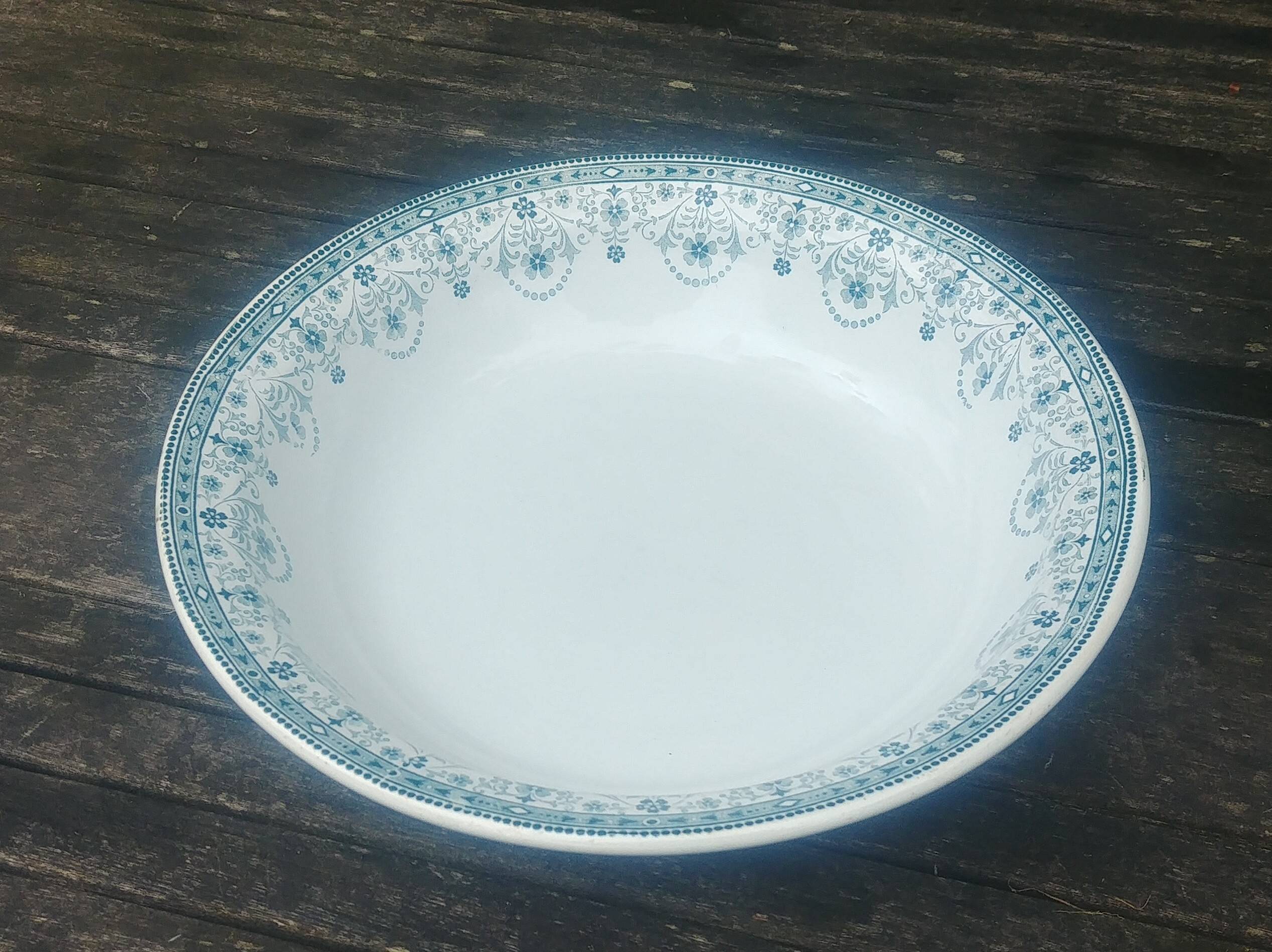 Grand plat rond de service en terre de fer de la faïencerie Moulin des Loup