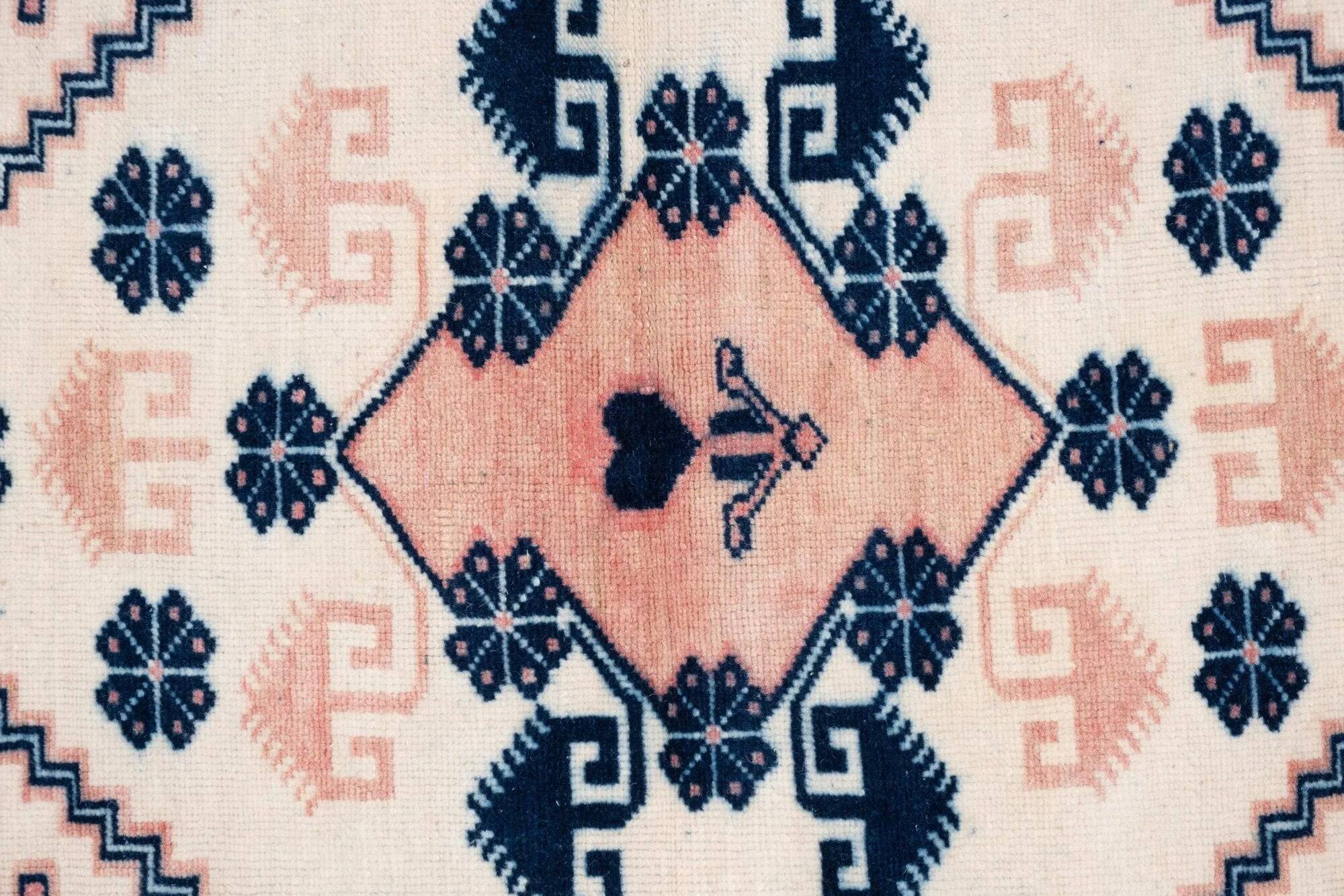 Vintage handmade Turkish rug 107x168 cm