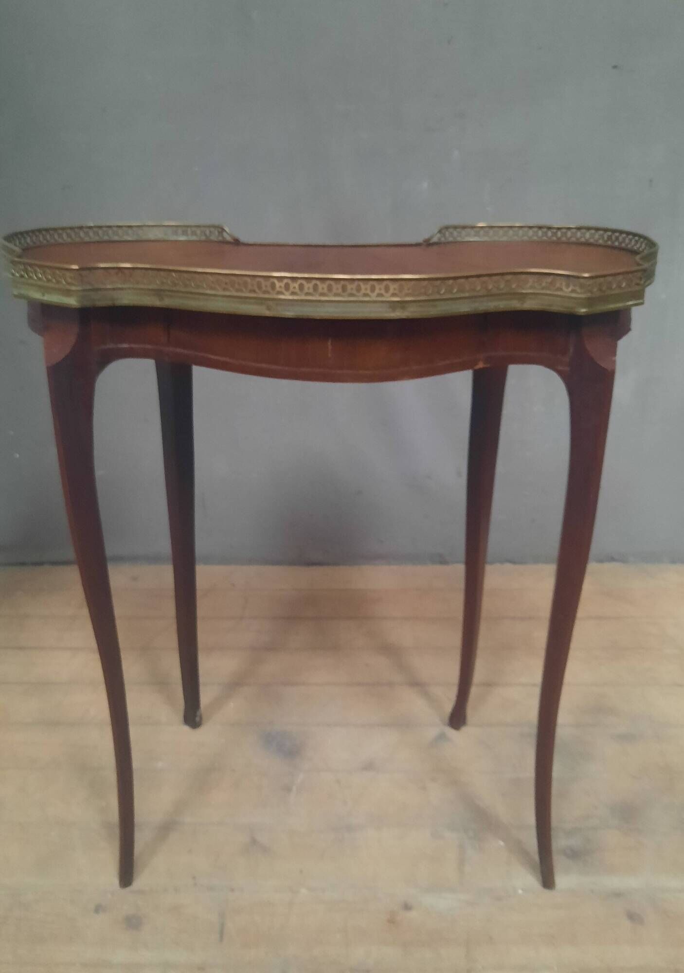 Table rognon en plaquage style Louis XV