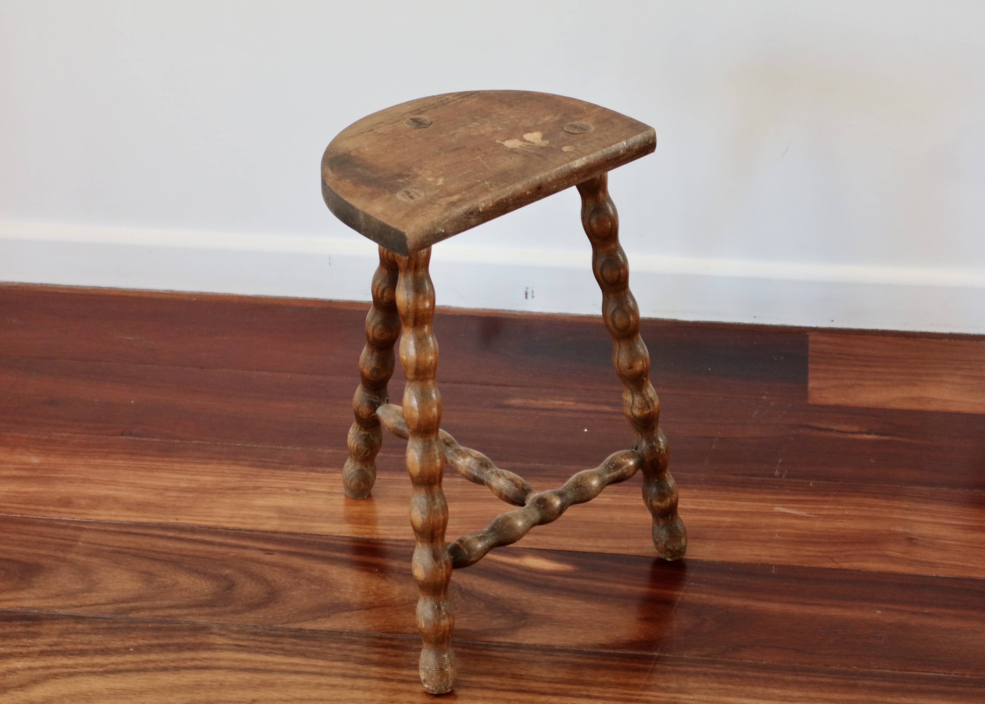 Tabouret ancien tripode en bois tourné