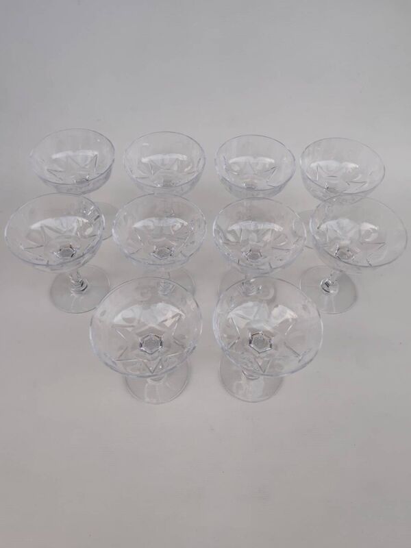 10 coupes à champagne en cristal de saint Louis, modèle VIC.