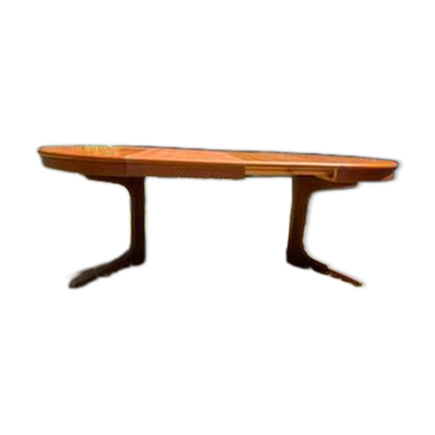 Bauman round extendable table for 10/12 people.