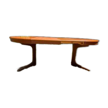 Bauman round extendable table for 10/12 people.