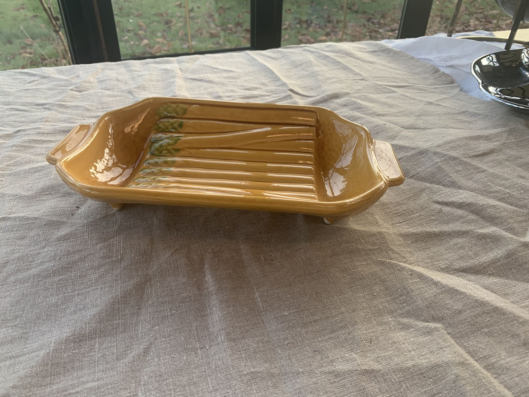 Plat pour asperges en céramique émaillée barbotine vintage
