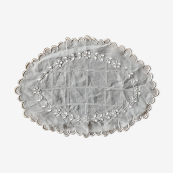 Oval placemat in white cotton thread, embroidered and openwork. 50s.