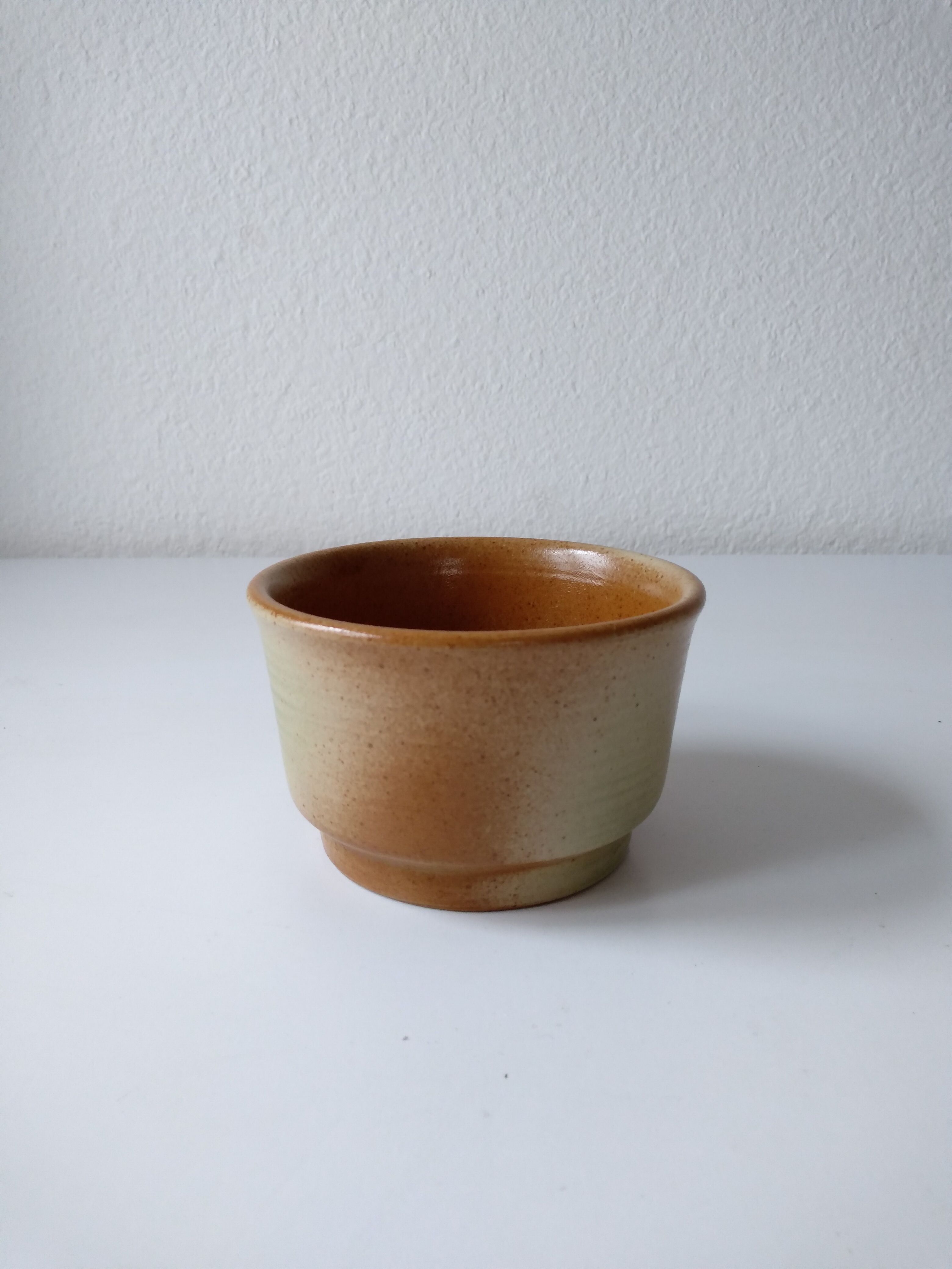 Tasse grès village beige et bleu vert signée