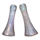 Paire de vases en verre irisé à décor en relief évoquant des motifs végétau