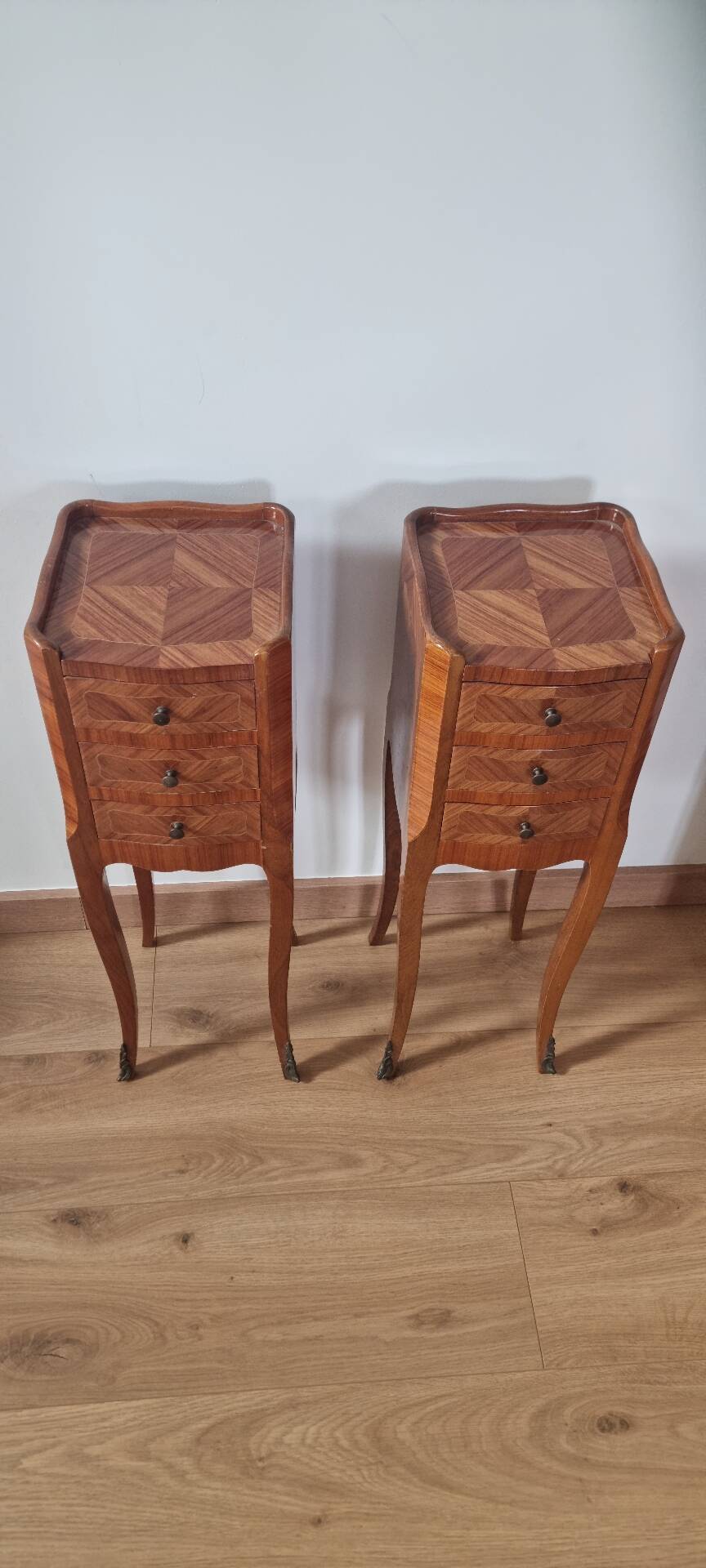 Paire de petits chevets de style Louis XV