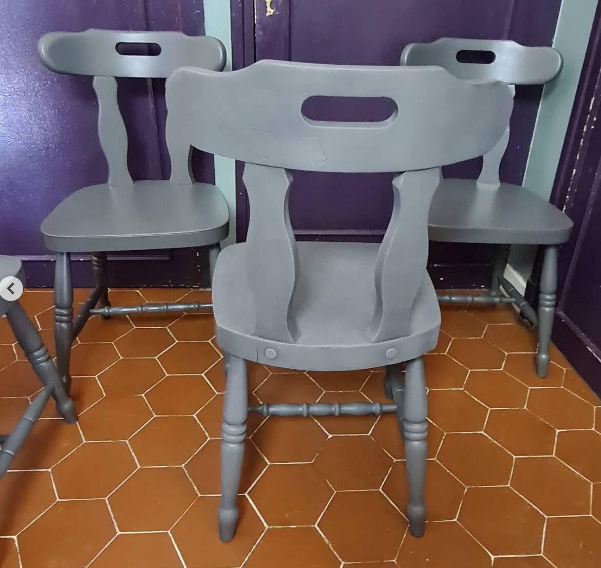 Série de 4 chaises bistrot anciennes en chêne GRISE