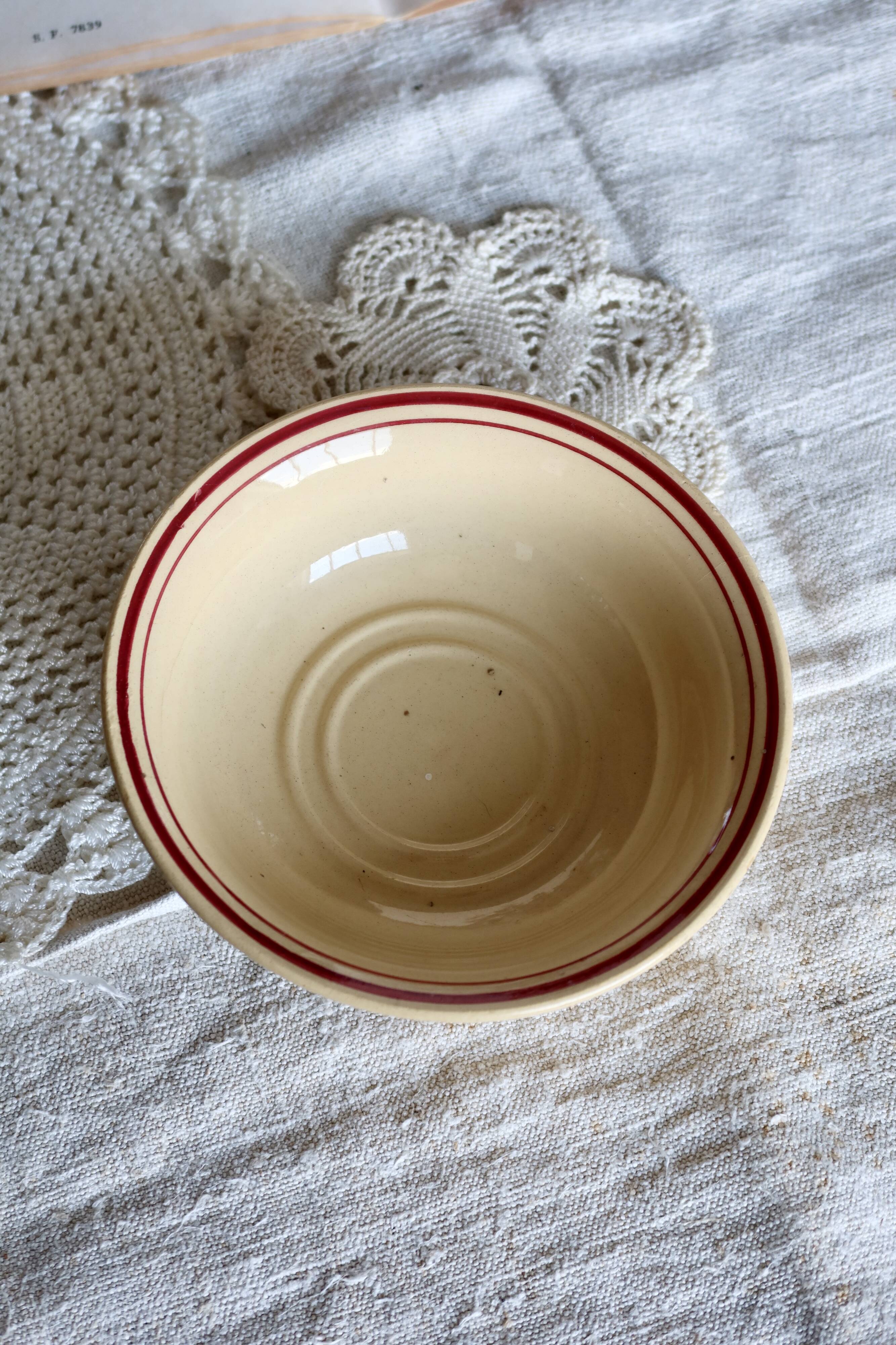 Petite coupelle vintage en faïence beige et liseré rouge