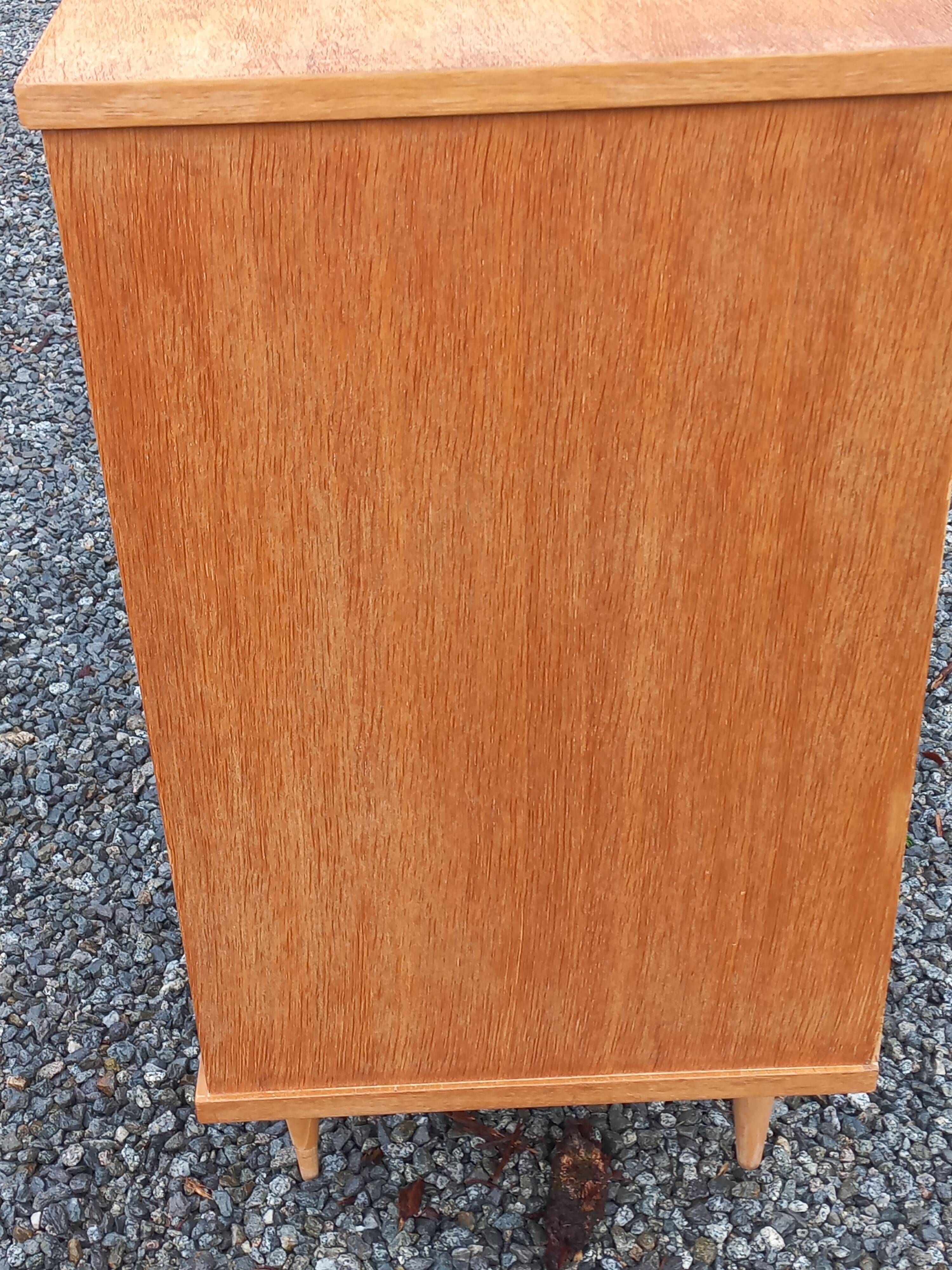 Vintage oak chest of drawers with 4 drawers from the 1960s.