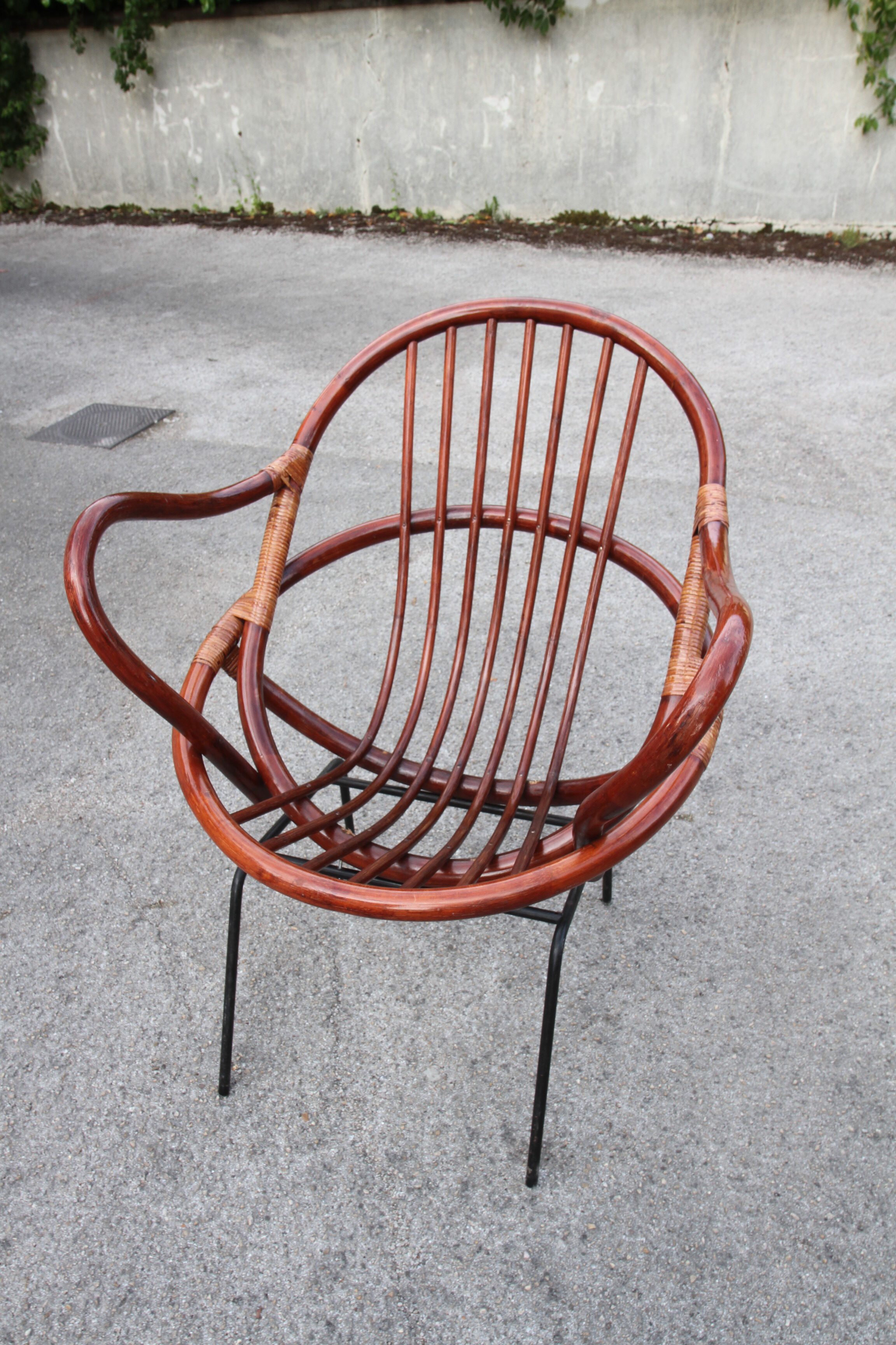 Rattan shell armchair with metal feet