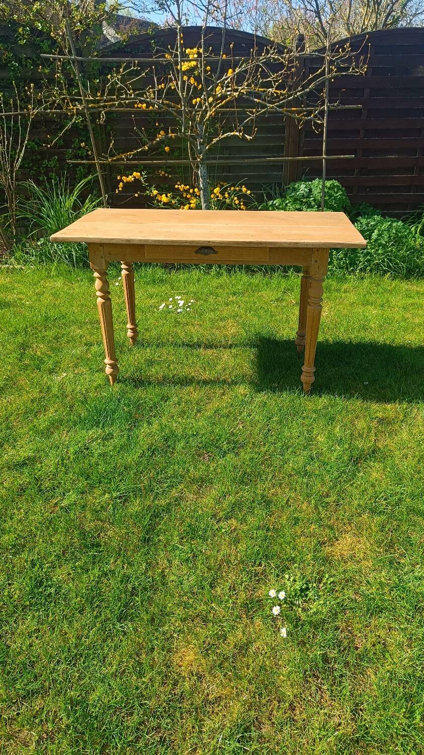 Farm table with turned legs