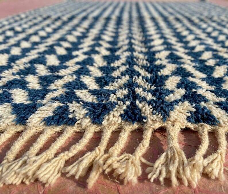 Moroccan Berber rug blue and ecru 300x200 cm – geometric pattern